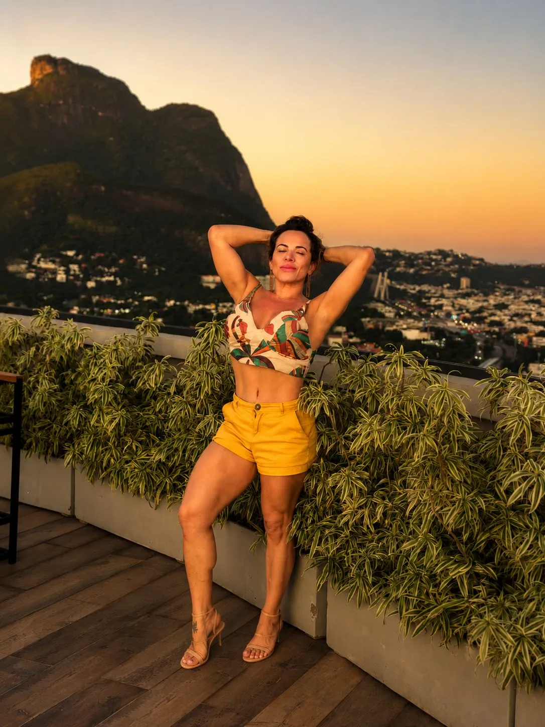 Lia em varanda com vista